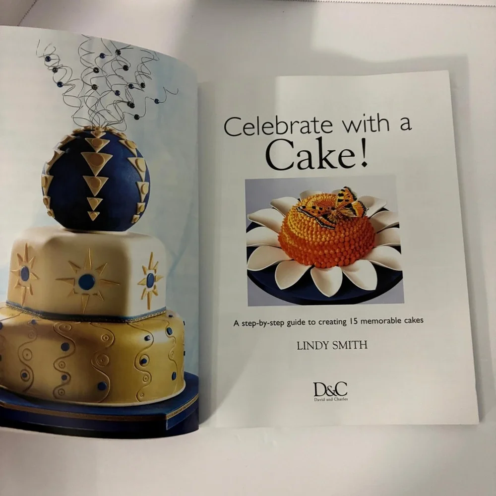 Celebrate with a Cake Lindy Smith Cake Decorating Paperback David & Charles